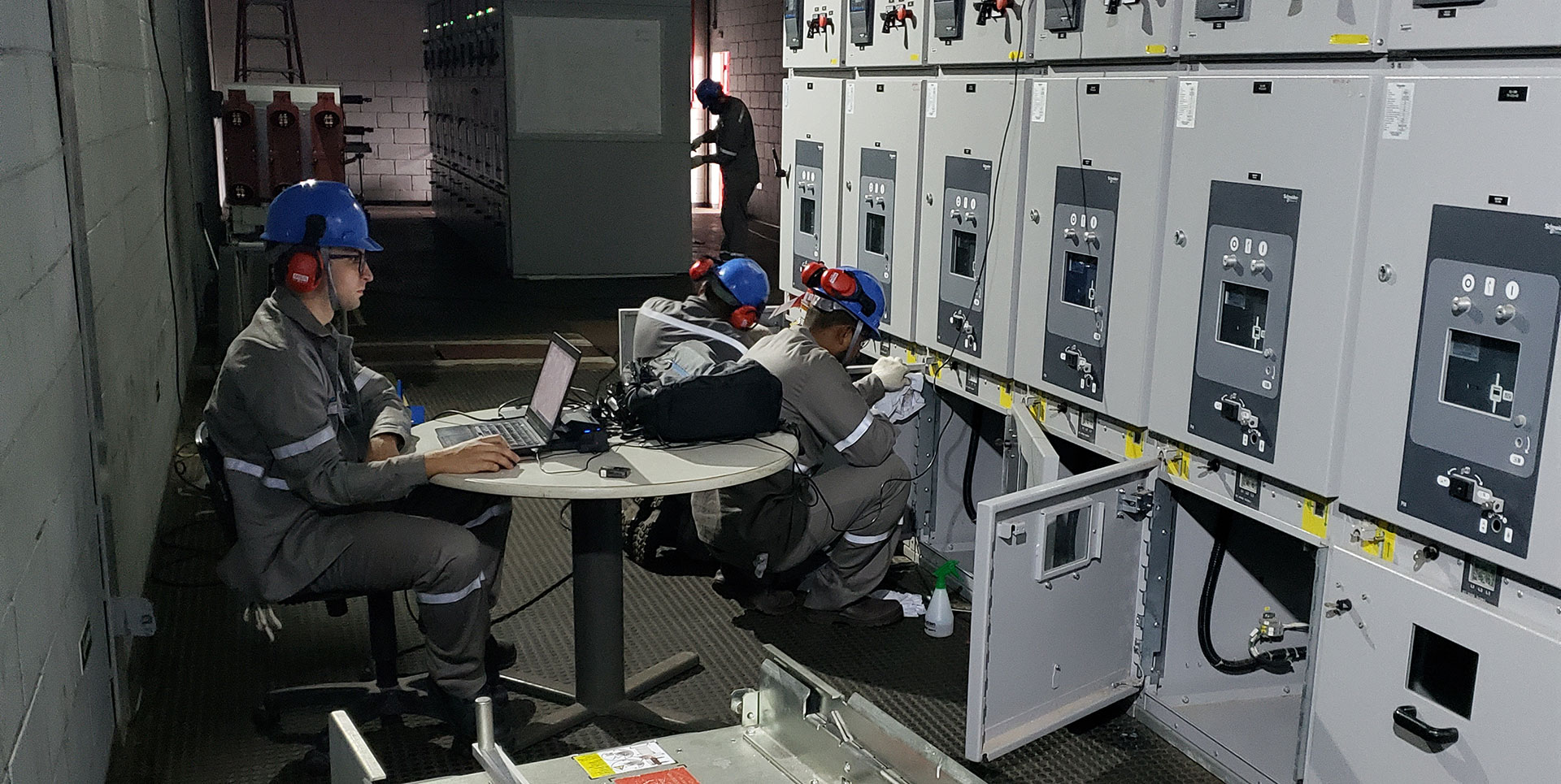 Equipe técnica de engenharia elétrica em Manaus